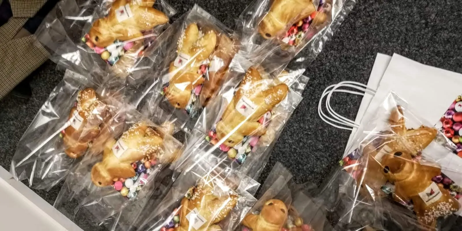 In Folie verpackte Grittibänze am Liefertag, bereit zur Auslieferung